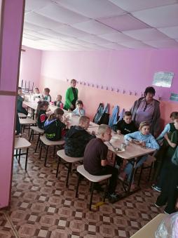 Завтрак обучающихся начальных классов в присутствии учителей